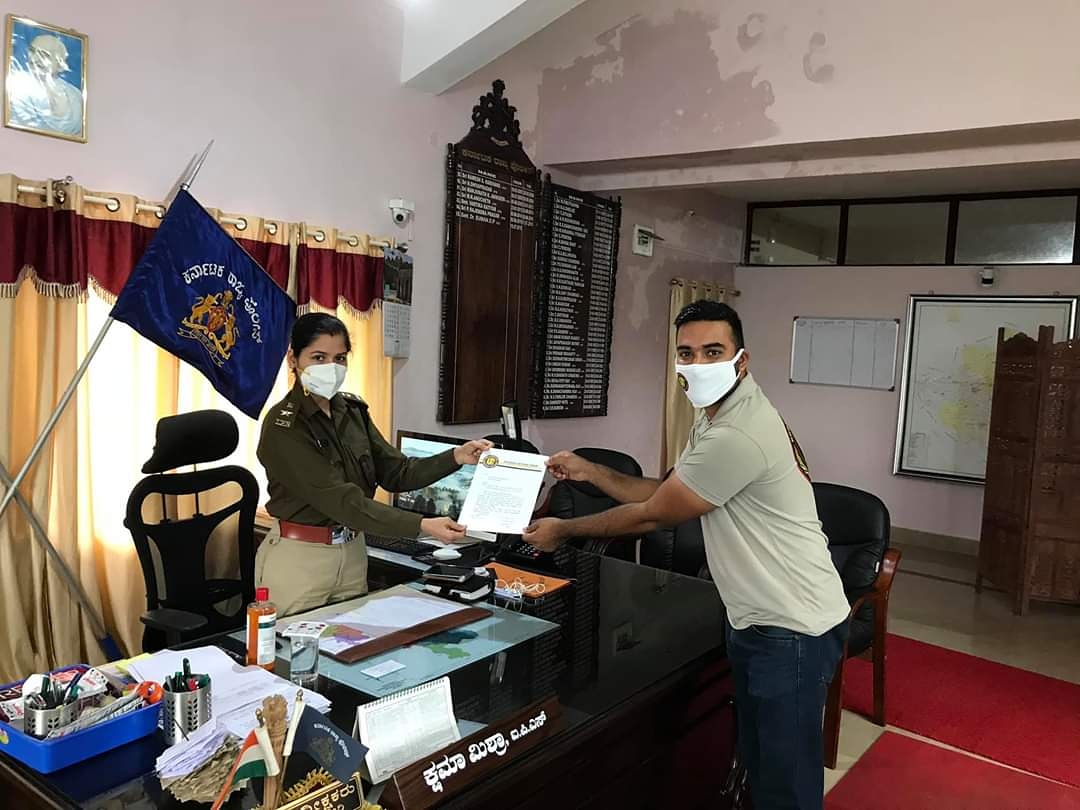 KodaguTeam's tweet photo. #ಕೊಡಗು ಜಿಲ್ಲೆಯ ಪೊಲೀಸ್ ವರಿಷ್ಠಾಧಿಕಾರಿ #ಕ್ಷಮಾ_ಮಿಶ್ರಾ  ಅವರೊಂದಿಗೆ ಮಾತುಕತೆ ನಡೆಸಿ #ಕೊಡಗು_ಆಕ್ಷನ್_ಟೀಂನ ಉದ್ದೇಶದ ಬಗ್ಗೆ ಮಾಹಿತಿ ನೀಡಲಾಯಿತು.ಅವರೊಂದಿಗೆ ತುರ್ತು ಸಂದರ್ಭದಲ್ಲಿ ಕೈಜೋಡಿಸುವ ಭರವಸೆಯನ್ನು ಕೊಡಗು ಆಕ್ಷನ್ ಟೀಂ ನ ಪರವಾಗಿ ನೀಡಿದೆವು. @KodaguSp https://t.co/5Dkf2fiS3z