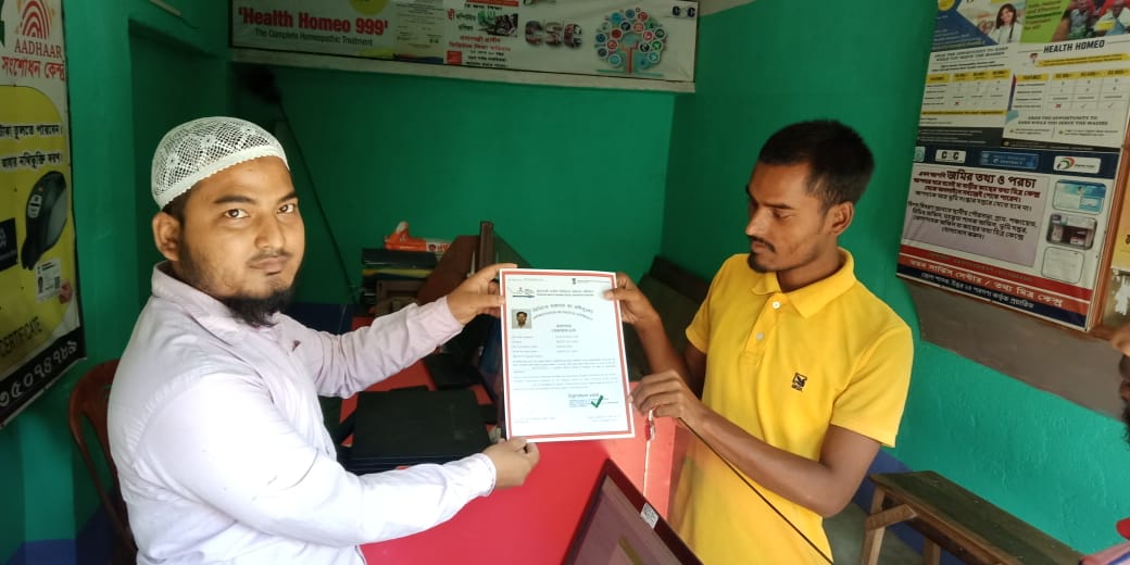 sbaidya009's tweet photo. VLE MD Moinur Mondal distributing PMGDISHA certificates to the students. 
District-North 24 Parganas
Block- Basirhat-I  
@academy_csc @arupbanerjee35 @suman_mmc @cscwestbengal @PanchatapaRudra @cscn24pgs @AmitDey72976367 https://t.co/wQ9w8FryGe