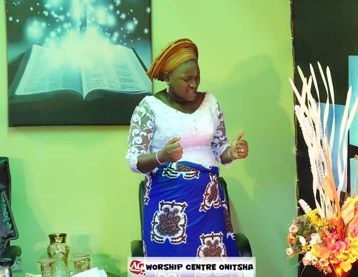 LoveCity_Global's tweet photo. Our spirit filled Mummy General #PstOsinachiUdeh @sinachiberry3 serving doses of cuteness. Our Grand mummy also pictured here seen praising God. #Church di too sweet 😍 #AGWCOnitsha #OnitshaCityChurch #PstFrancisUdehJnr https://t.co/Sd2ZTgkGRY