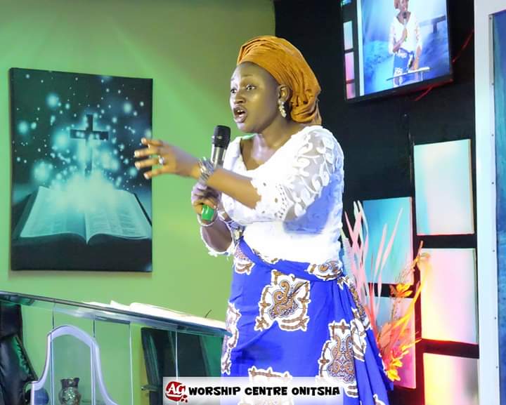 LoveCity_Global's tweet photo. Our spirit filled Mummy General #PstOsinachiUdeh @sinachiberry3 serving doses of cuteness. Our Grand mummy also pictured here seen praising God. #Church di too sweet 😍 #AGWCOnitsha #OnitshaCityChurch #PstFrancisUdehJnr https://t.co/Sd2ZTgkGRY