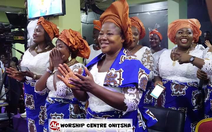LoveCity_Global's tweet photo. Our spirit filled Mummy General #PstOsinachiUdeh @sinachiberry3 serving doses of cuteness. Our Grand mummy also pictured here seen praising God. #Church di too sweet 😍 #AGWCOnitsha #OnitshaCityChurch #PstFrancisUdehJnr https://t.co/Sd2ZTgkGRY
