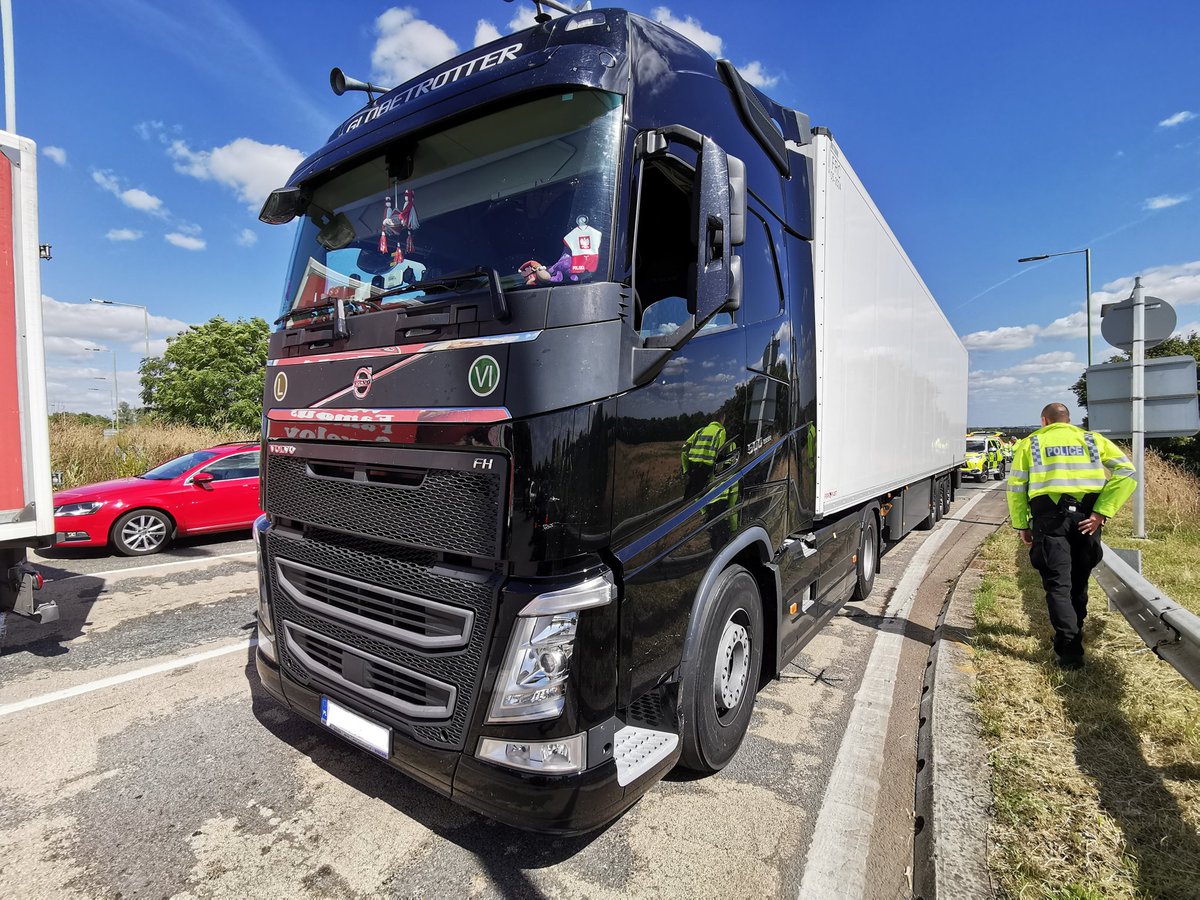 tvprp's tweet photo. Thames Valley Police have remanded the driver of an HGV after he provided a breath sample that was more than three times the drink drive limit #fatal4 #P5240 #dontdrinkdrive #TCAshift https://t.co/cFxddRUYKj