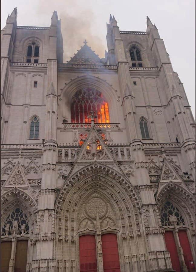 oprfrance's tweet photo. La cathédrale de @nantesfr est en feu ! 

L'histoire se répète... soutien à nos pompiers.

Tous ensemble, croisons les doigts pour que les dégâts soient mineurs. https://t.co/Pwld6eIZns