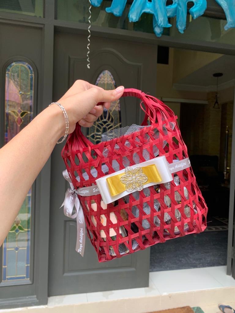 NilIrmaIsaura's tweet photo. Slice&amp;Potong have specialty in curating surprise gifts, door gift, hampers &amp; goodies. We have options as low as RM50.

You can fully customise your theme, basket or box depending on your budget and item availability. https://t.co/RyqGuSbBaf