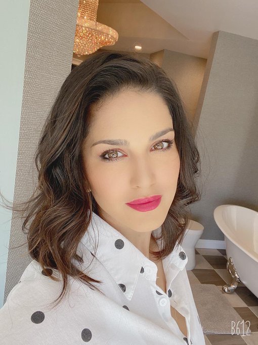 1 pic. In 🥰 with this gorgeous Lip shade - #SugarPlum by @starstruckbysl 💋 💄 
.
.
#SunnyLeone #MadeInIndia