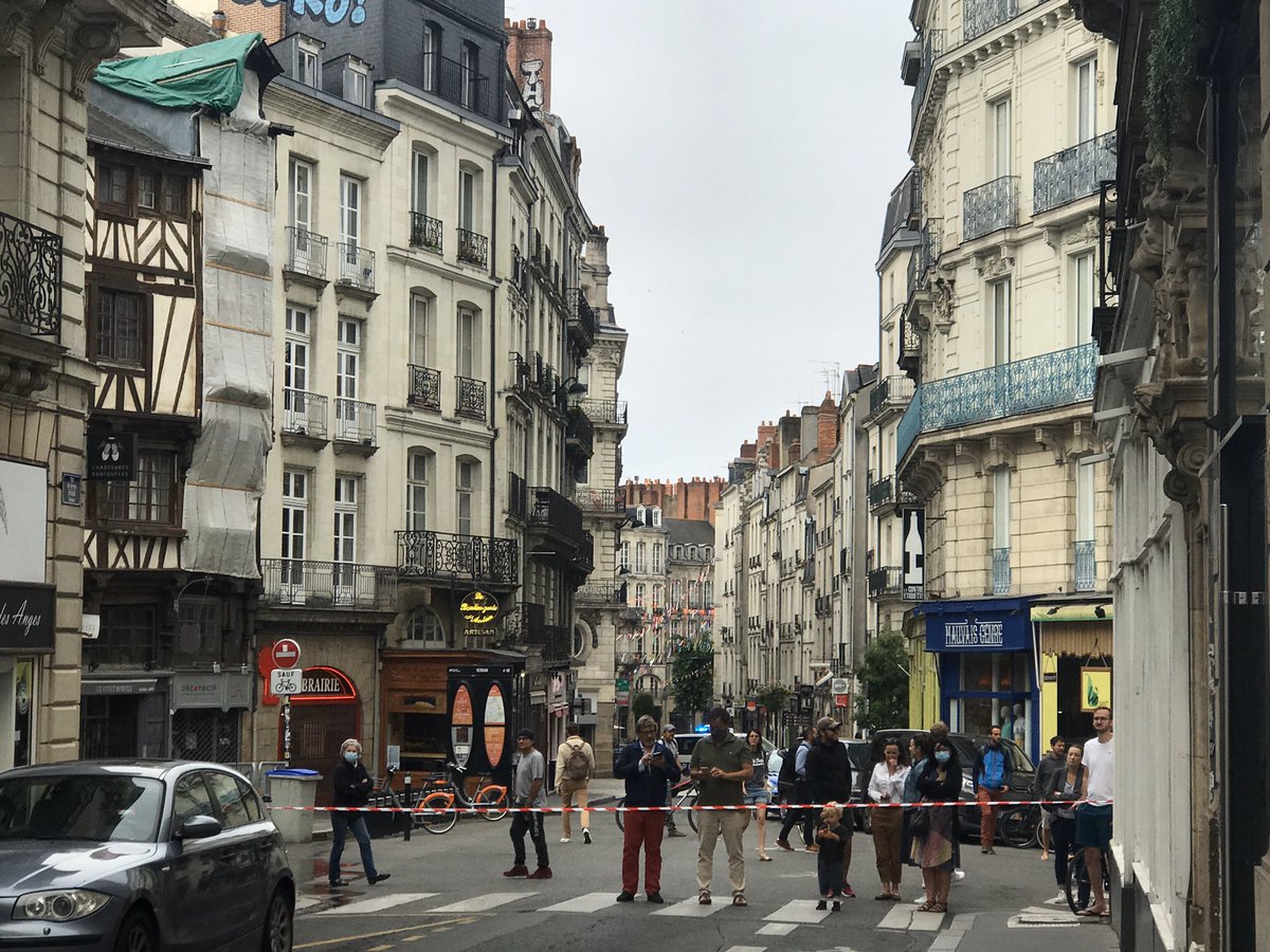 MagaliGrandet's tweet photo. Incendie à la cathédrale, quartier bouclé #Nantes https://t.co/qVM7iEuVkj