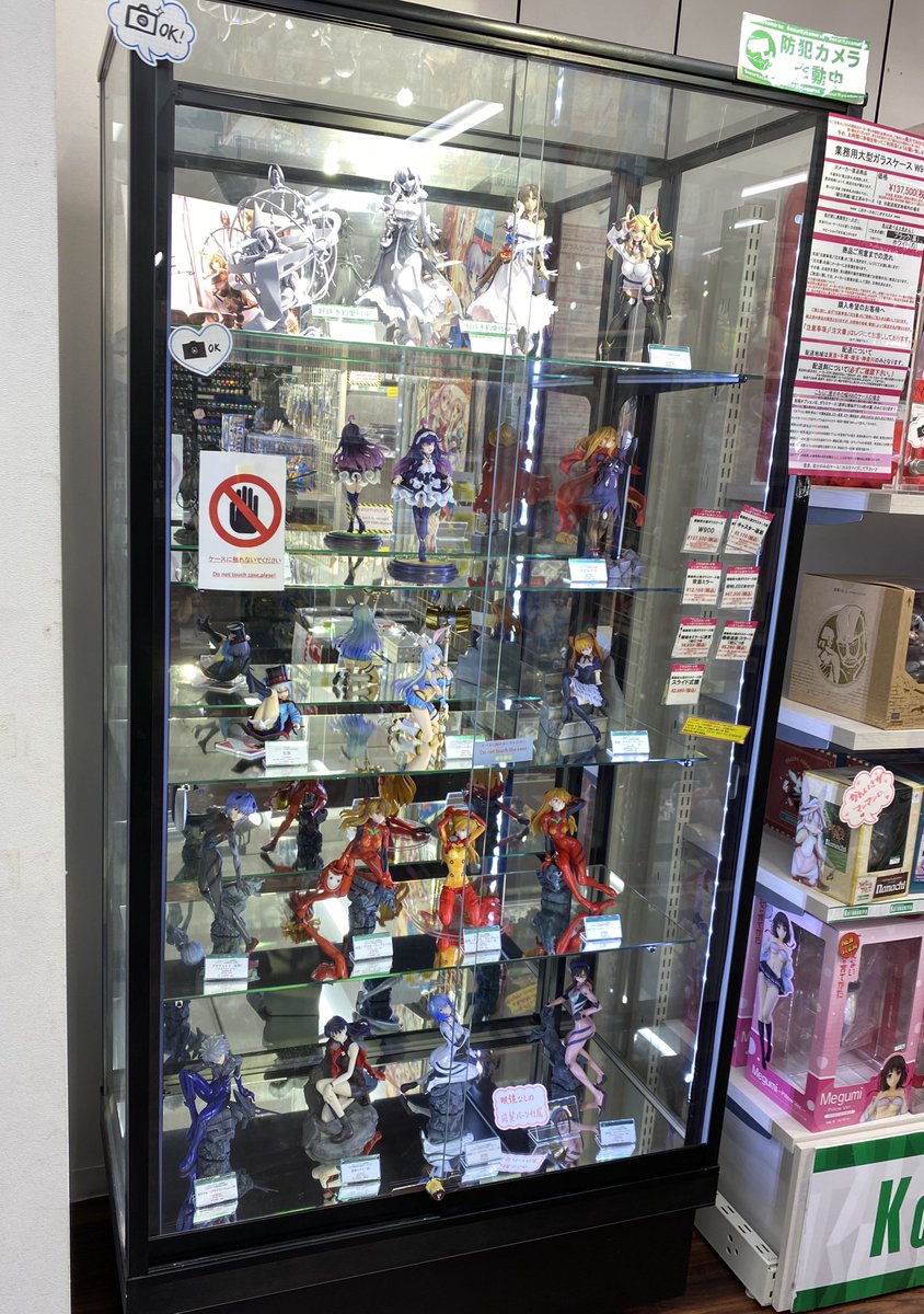 コトブキヤ秋葉原館3階】 当館では業務用大型ガラスケースをお取り扱い 