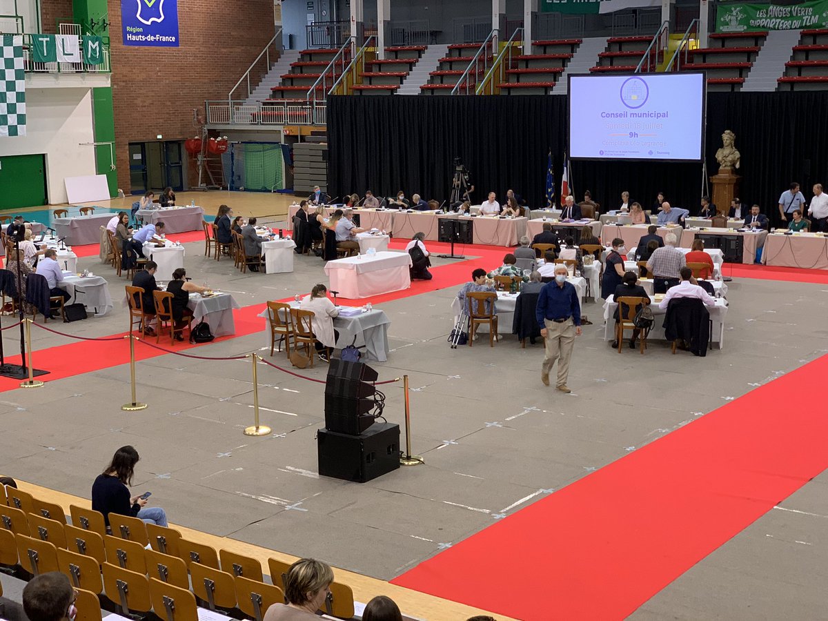 alibenbournane's tweet photo. élection du maire  de #Tourcoing le ministre @GDarmanin n’est pas là ce samedi matin dans cette salle des sports @F3nord  quelques manifestants devant la salle ! @AngeliqueSouche https://t.co/5smuuAaqK4