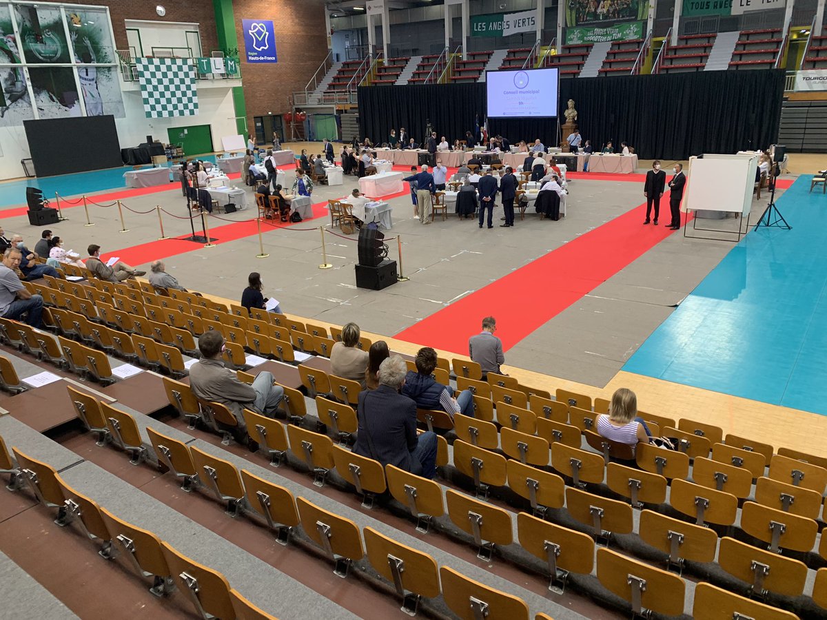 alibenbournane's tweet photo. élection du maire  de #Tourcoing le ministre @GDarmanin n’est pas là ce samedi matin dans cette salle des sports @F3nord  quelques manifestants devant la salle ! @AngeliqueSouche https://t.co/5smuuAaqK4
