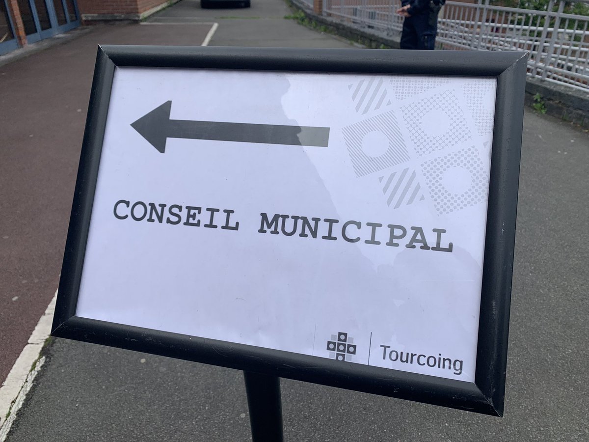 alibenbournane's tweet photo. élection du maire  de #Tourcoing le ministre @GDarmanin n’est pas là ce samedi matin dans cette salle des sports @F3nord  quelques manifestants devant la salle ! @AngeliqueSouche https://t.co/5smuuAaqK4