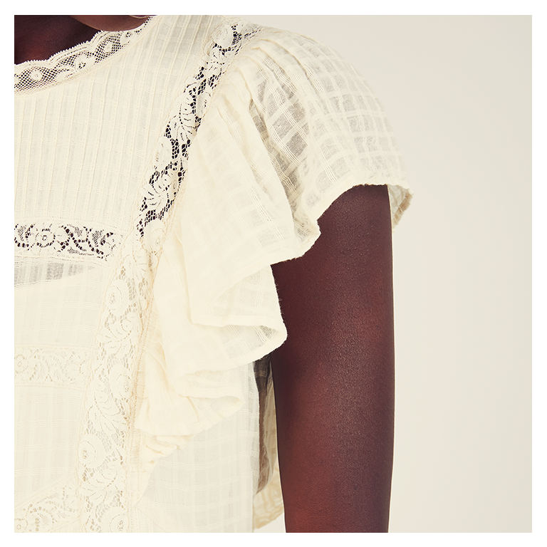 CotelacOfficiel's tweet photo. The perfect detail for a wedding gown. #cotelac https://t.co/ut5xTzPHPl