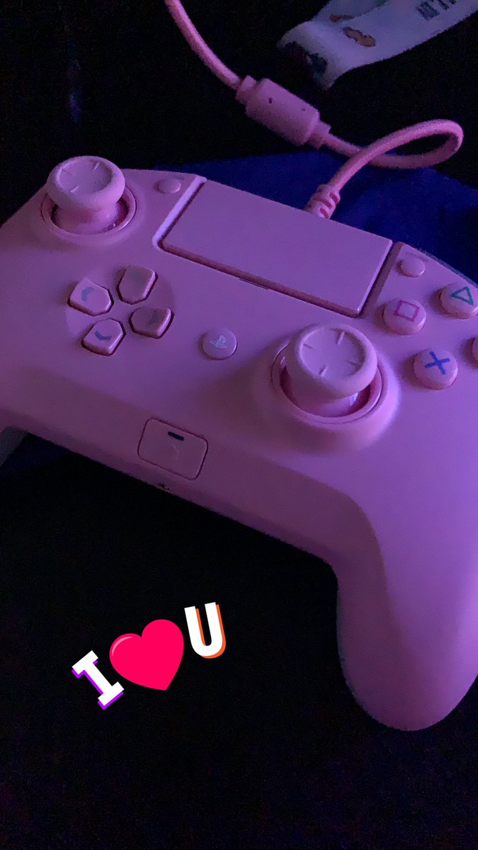 svilavt's tweet photo. Danke an @RazerGermany fรผr dieses geile Geschoss! U d die #QuartzEdition ist einfach nur schnieke ๐ #Razer #RazerStreamer #TwitchDE https://t.co/Fk9mZDm1kP