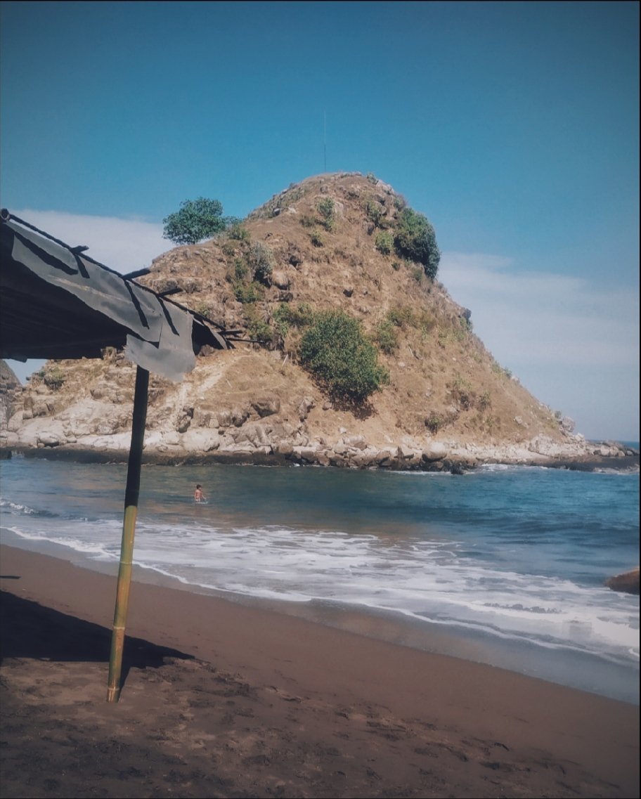 ygamaulana's tweet photo. Bukit Domba 🗻🐑
•
•
#photography #shotonxiaomi  #xiaomishot #instagood #streetphotography #likeforlikes #beachphotography #pantaipayangan #payanganbeach #bukitdomba #jemberhits #explorejember #beach #jember #pesonajember #infojember #vsco @pesonajember @infojember @vsco https://t.co/7bS623crYp