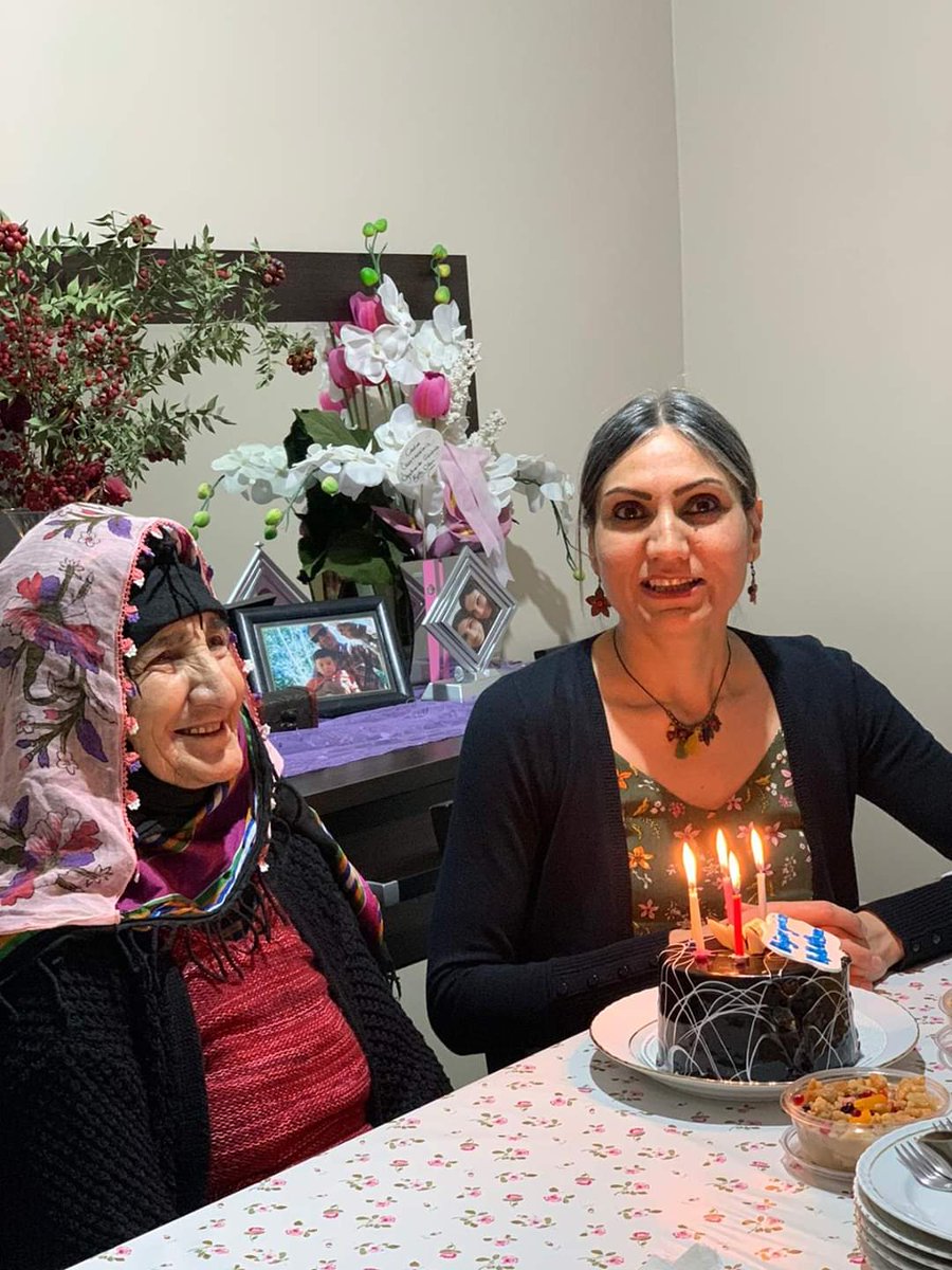 Hayatımın en zor paylaşımı, en değerli varlığımı annemi kaybettim. 
Acım sonsuz 😭😭😭
Bu sabaha karşı tedavi gördüğü hastanede yaşam mücadelesini kayberek hayata gözlerini yumdu ...
Dersim' kutsal toprağa götürüp orada sırlayacağız.
Hakka uğurlama yeri :Dersim/Pertek/Kurmeş Köyü