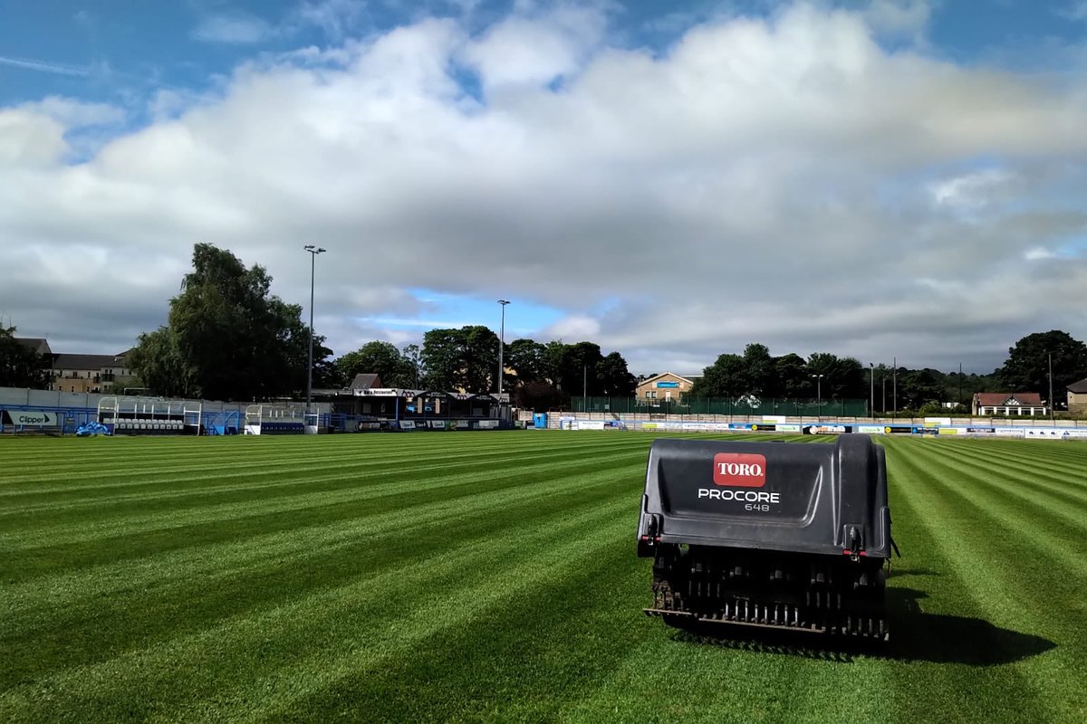 cc_golfscapes's tweet photo. Busy week in Leeds #toroprocore @GuiseleyAFC pitch looking great and thanks to @BalmersSales for the mower collector getting on top of clippings at Odsall ready for Bulls training next week and summer rugby camps https://t.co/gwqk6PlNMn
