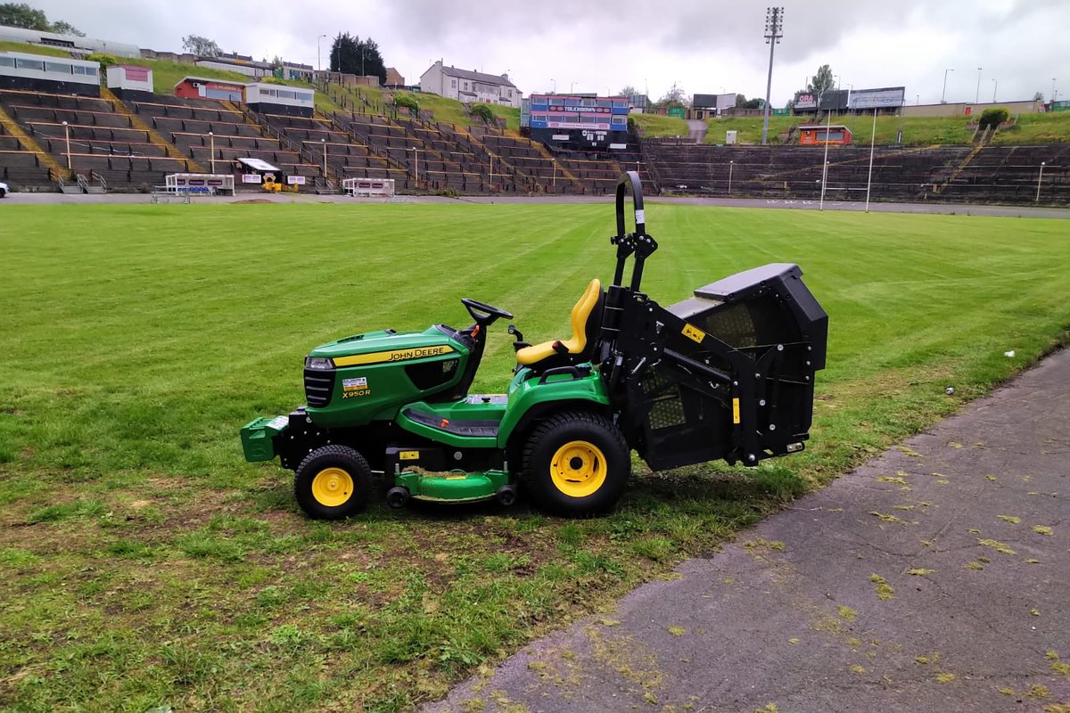 cc_golfscapes's tweet photo. Busy week in Leeds #toroprocore @GuiseleyAFC pitch looking great and thanks to @BalmersSales for the mower collector getting on top of clippings at Odsall ready for Bulls training next week and summer rugby camps https://t.co/gwqk6PlNMn