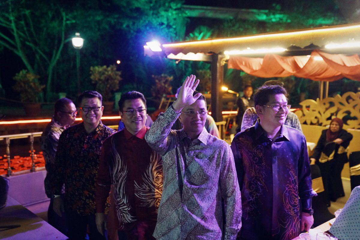 Bersama YAB Ketua Menteri Melaka, YB Senator Datuk Lim Ban Hong, YB Willie Mongin, Datuk Seri Ab Rauf Yusoh dan Datuk Jailani menaiki bot di Melaka River Cruise semalam. Menikmati keindahan Bandaraya Melaka yang popular sebagai destinasi pelancongan.