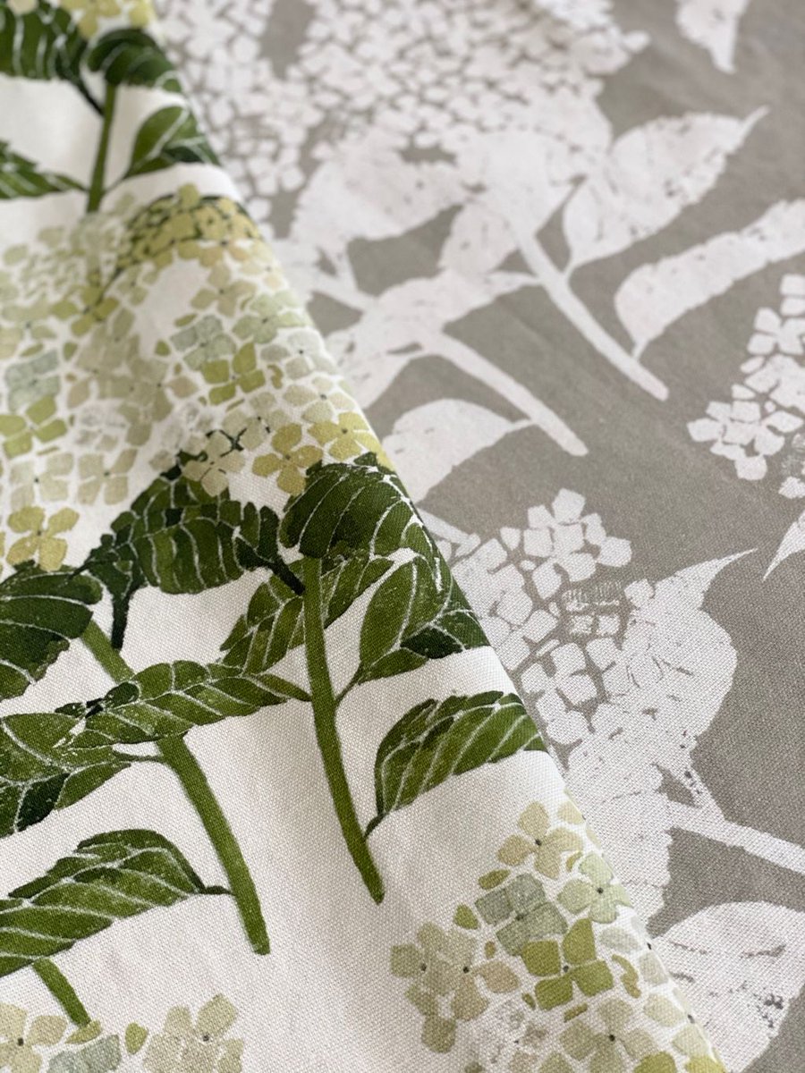 WittsDesign's tweet photo. We took inspiration for our Hydrangea design by the many you would find in your garden. 🍃

#HandDesigned #WittsDesign

https://t.co/tdpkSrGf66 https://t.co/zBTfgGUa6X