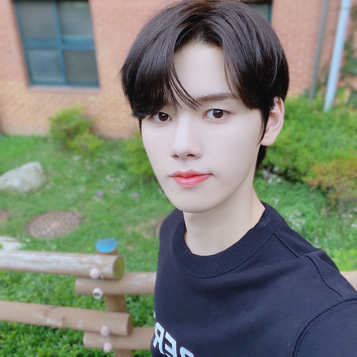 CRAVITY_twt's tweet photo. 흑발한거 비밀로 하려했는데ㅔ 걸려버렸다..ㅎㅎ #흑발민희 https://t.co/xxljW0SW6N