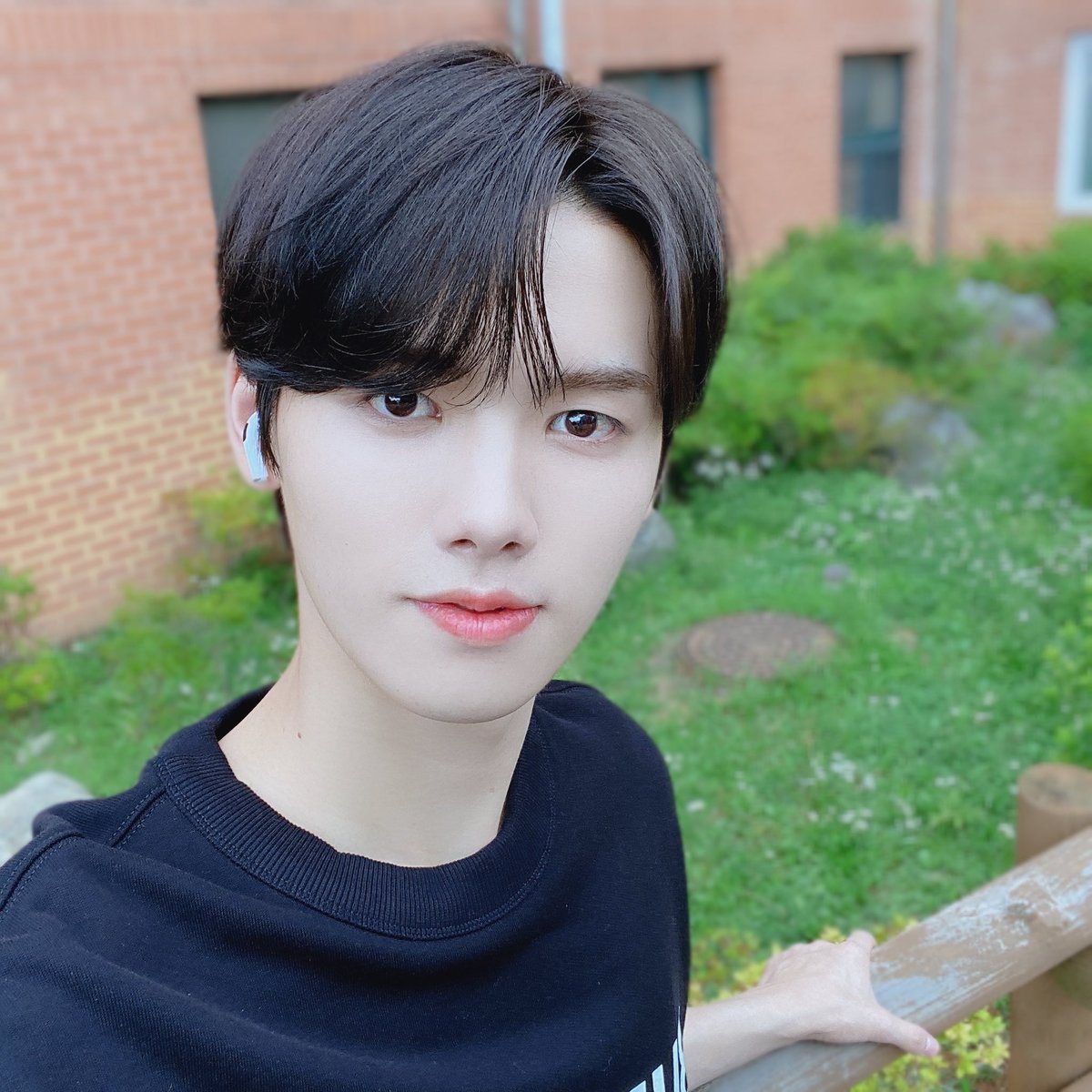 CRAVITY_twt's tweet photo. 흑발한거 비밀로 하려했는데ㅔ 걸려버렸다..ㅎㅎ #흑발민희 https://t.co/xxljW0SW6N