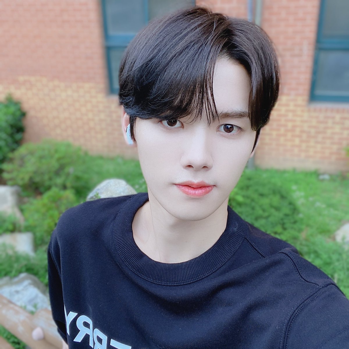 CRAVITY_twt's tweet photo. 흑발한거 비밀로 하려했는데ㅔ 걸려버렸다..ㅎㅎ #흑발민희 https://t.co/xxljW0SW6N