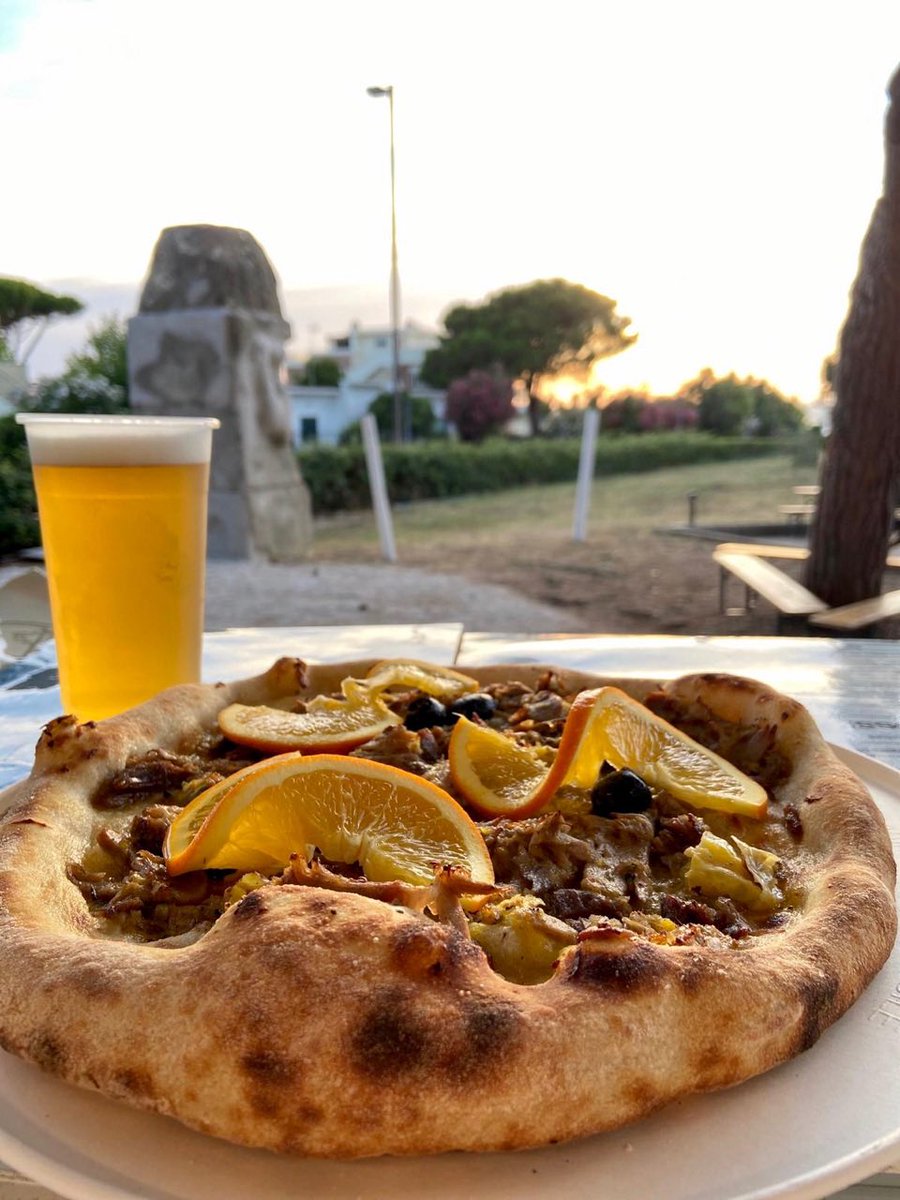LievitoSanta's tweet photo. In questi giorni, la nostra straordinaria “pizza e porchetta” 🐷

Porchetta 🥓
Arancia 🍊 
Olive Nere 🧆

366 8149019 📱
lievitosantamarinella@hotmail.com 📬
Via Aurelio Saffi 1 (Parco Maiorca) 🏖
Santa Marinella 🌊

#lievito #santamarinella #pizza #fritti #birra #callegari ❤️ https://t.co/vbw5tlCS6f