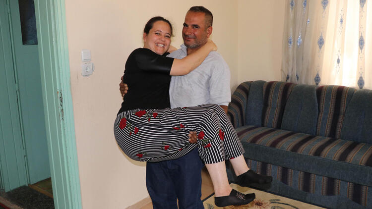 Hurriyet's tweet photo. İlhami ile Esma'nın aşkı engel tanımıyor https://t.co/X9l1boAQGU https://t.co/KDmS4o0OAL