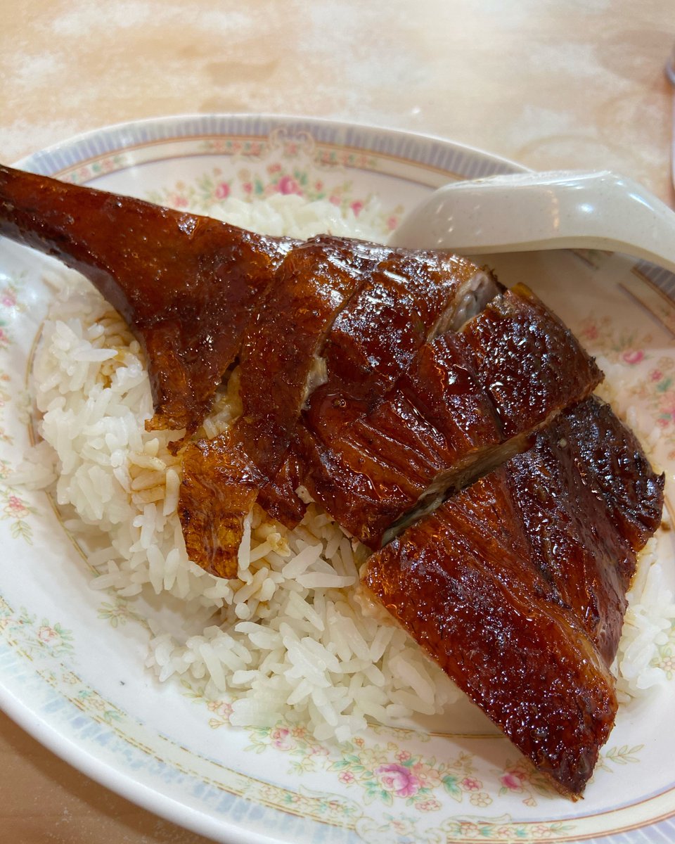 susanjungfood's tweet photo. I decided to try the #roastgooseleg with #rice at #yatlok because @chezcalvert and @kimanica say it’s better than with #ricenoodles in soup. #danielcalvert is a #greatchef and #anicakim is a#greatfriend but you are wrong 😂. #yatlokroastgoose is #somuchbetter with #soupnoodles 😜 https://t.co/TrNbNaFTaF