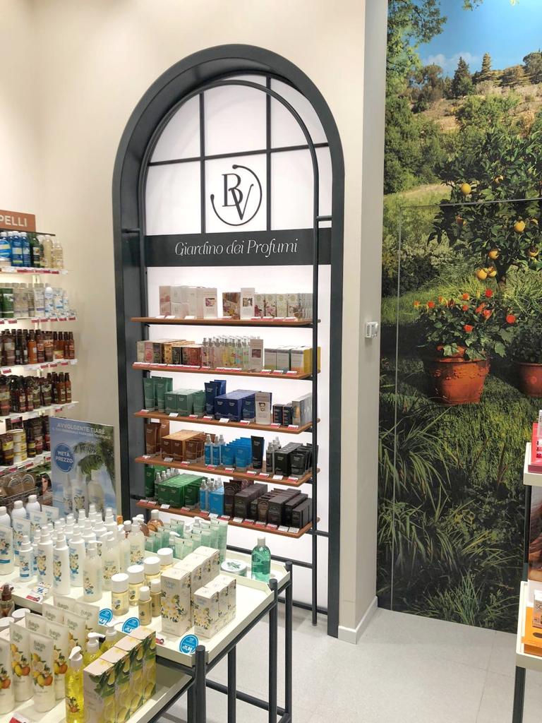 IGIGLI's tweet photo. Vieni a scoprire il nuovo look di Bottega Verde! 😍🌱
Il punto vendita dove la natura diventa bellezza, vi aspetta con un restyling unico e raffinato.
#gigliamo https://t.co/Vfbe5LMCJM