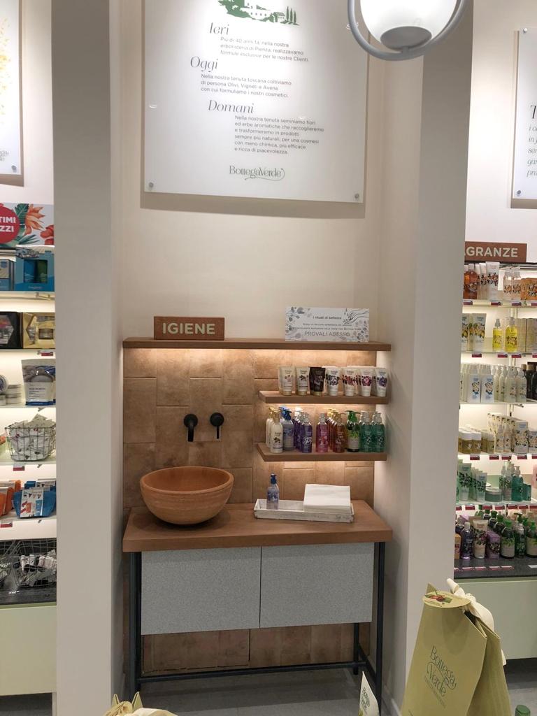 IGIGLI's tweet photo. Vieni a scoprire il nuovo look di Bottega Verde! 😍🌱
Il punto vendita dove la natura diventa bellezza, vi aspetta con un restyling unico e raffinato.
#gigliamo https://t.co/Vfbe5LMCJM