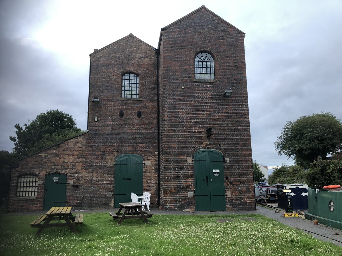 robbrownhx's tweet photo. Titford Pools on the #BCN are well worth a visit. A great mooring at the pump house too. Thank you @BCNSociety #silverpropeller #bojangles https://t.co/u7bYtE3rDC