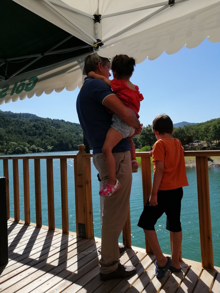 kuzenim (3 yaş):burada köpek balığı yaşıyor
kardeşim(6 yaş): hayır burası tuzlu su değil burda köpek balığı yaşayamaz
kuzenim (babama): buraya tuz eksek olmaz mı
babam: olur, karabiber de ekeriz
kuzenim : olmaaaz o zaman balıklar hapşurur