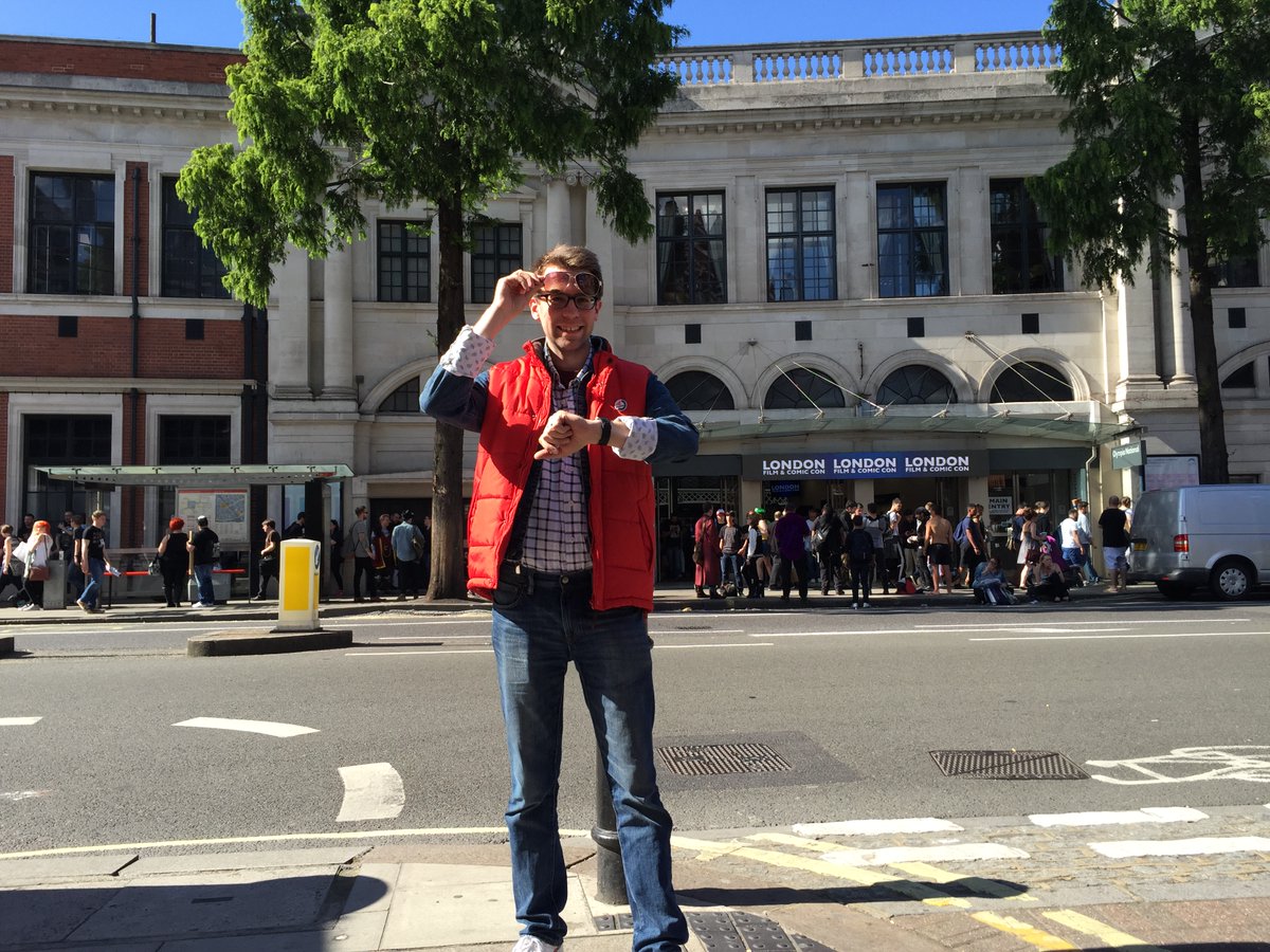 Thomie_ch's tweet photo. 5 years ago today, I went to my very first comic convention in London #LFCC2015, where almost the full #BacktotheFuture cast attended! This was Michael J Fox's very first comic con too and he became quite relaxed when greeted with all the love #BTTF fans have to offer. ❤️❤️❤️ https://t.co/ZEPY4Qs7hm