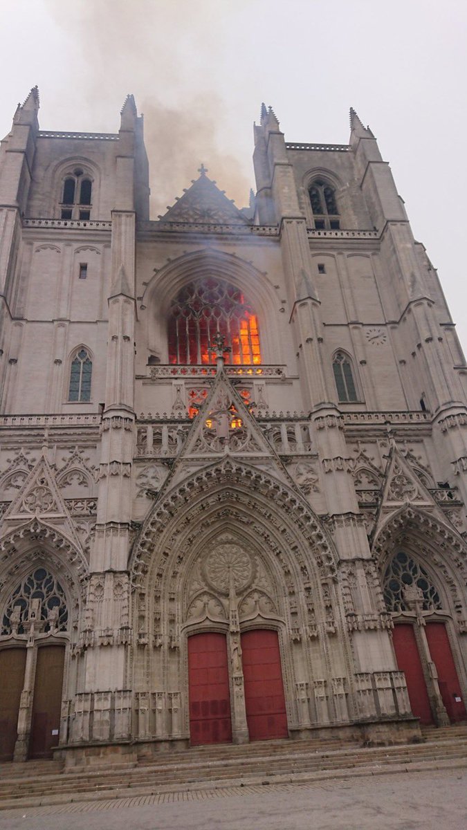 BaroGroc's tweet photo. Incendi a la Catedral de Nantes... Una altra joia arquitectònica que crema a França... https://t.co/xlwCGvhyb2