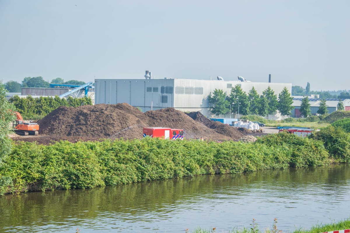 Brandweer rukt opnieuw uit voor broei in houtsnippers (Foto's) |. | #Steenwijk.