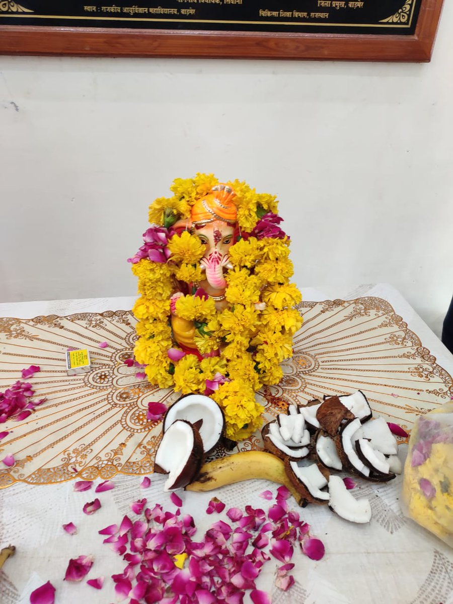 GMC_BARMER's tweet photo. Just look at our ganesha 😍😍
Kon kon chahta hai college me ek mandir bhi hona chahiye 🙌
#gmcbarmer #bmcians https://t.co/58Yxbjgvft