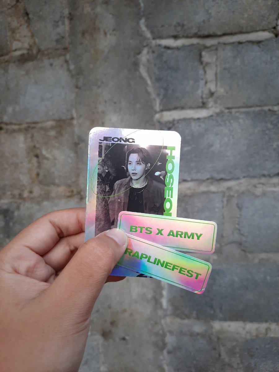 jhopeverse_'s tweet photo. konsep packagingnya juga gemes banget, smpe ga tega buka sealednya ohohoo~ dibuka dari bawah 🤣
berjodoh pula dapet freebies nya jhope wkwk uwu uwu 😛😘  thx for making this masterpiece @raplinefest https://t.co/l4BNQK3IcA