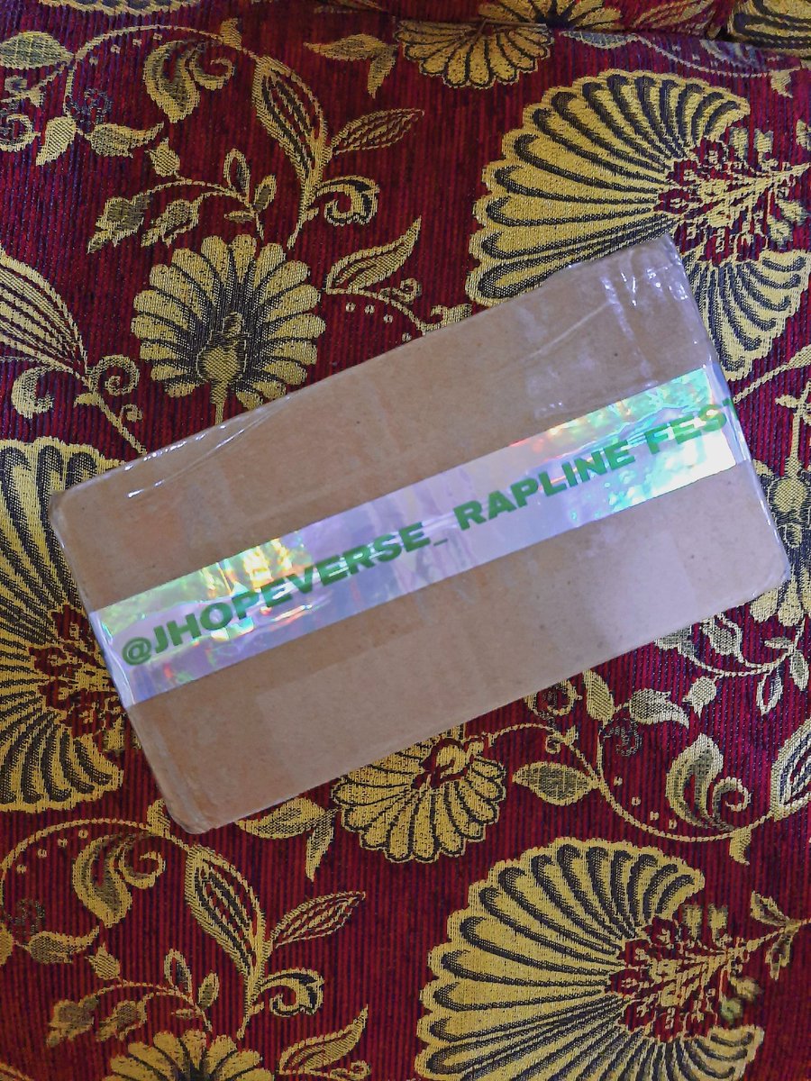 jhopeverse_'s tweet photo. konsep packagingnya juga gemes banget, smpe ga tega buka sealednya ohohoo~ dibuka dari bawah 🤣
berjodoh pula dapet freebies nya jhope wkwk uwu uwu 😛😘  thx for making this masterpiece @raplinefest https://t.co/l4BNQK3IcA
