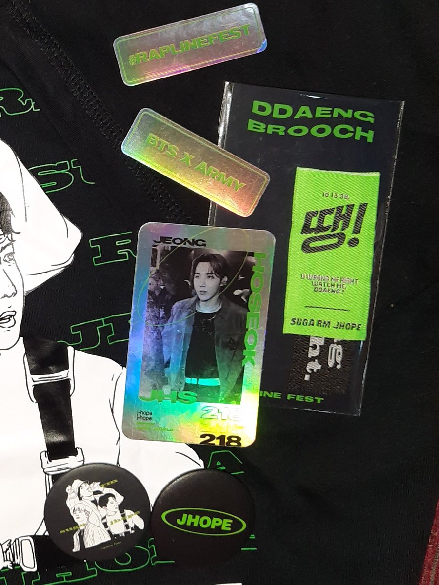 jhopeverse_'s tweet photo. konsep packagingnya juga gemes banget, smpe ga tega buka sealednya ohohoo~ dibuka dari bawah 🤣
berjodoh pula dapet freebies nya jhope wkwk uwu uwu 😛😘  thx for making this masterpiece @raplinefest https://t.co/l4BNQK3IcA
