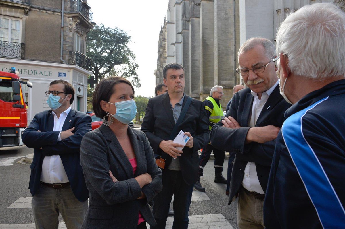 Johanna_Rolland's tweet photo. Incendie en cours à la cathédrale de #Nantes. Je suis sur place pour faire le point de situation avec les pompiers qui mettent tout en œuvre pour protéger une part de notre histoire et de notre patrimoine https://t.co/Jjs0OXHs31