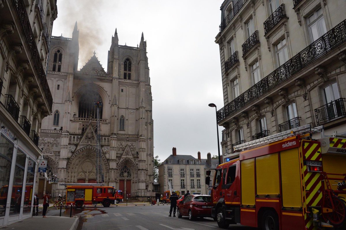 Johanna_Rolland's tweet photo. Incendie en cours à la cathédrale de #Nantes. Je suis sur place pour faire le point de situation avec les pompiers qui mettent tout en œuvre pour protéger une part de notre histoire et de notre patrimoine https://t.co/Jjs0OXHs31