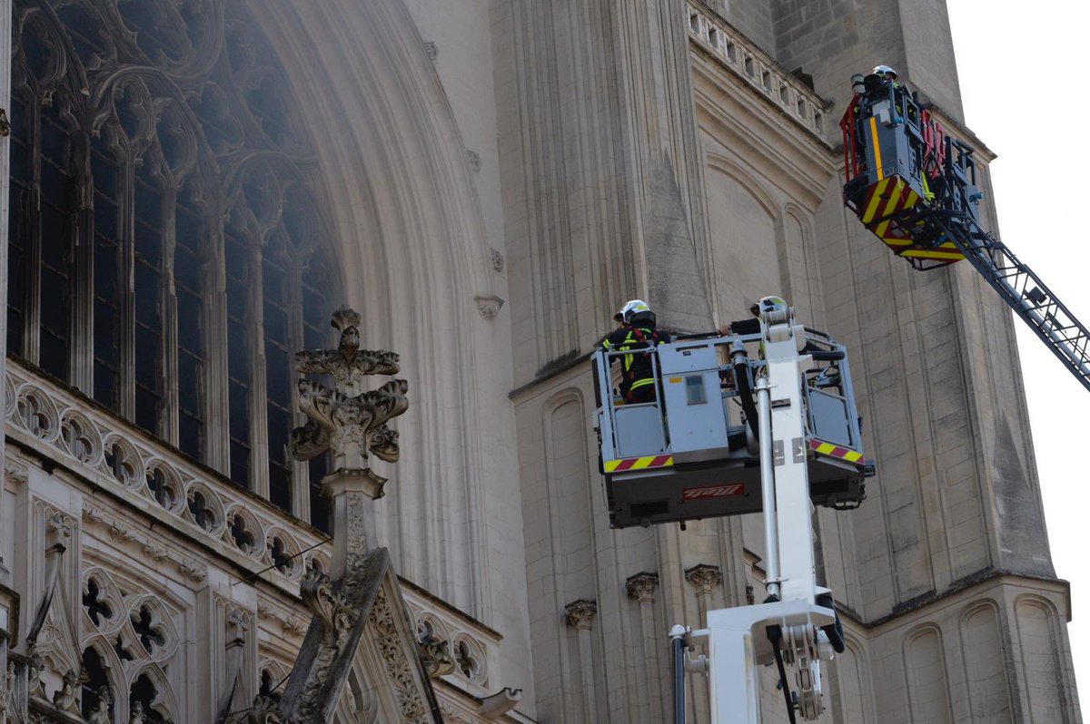 Johanna_Rolland's tweet photo. Incendie en cours à la cathédrale de #Nantes. Je suis sur place pour faire le point de situation avec les pompiers qui mettent tout en œuvre pour protéger une part de notre histoire et de notre patrimoine https://t.co/Jjs0OXHs31