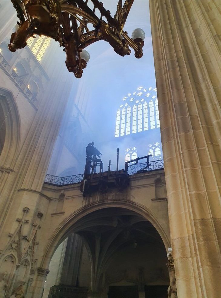 LaforeAlexandre's tweet photo. Comme le montre cette terrible image publiée par @F3PaysdelaLoire, les dégâts sont considérables : ici se dressait jusqu'à ce matin le grand orgue de la cathédrale de #Nantes, construit au XVIIe et au XVIIIe siècle, qui avait survécu à à l'incendie de 1972 😭 https://t.co/IVdyK89l5S