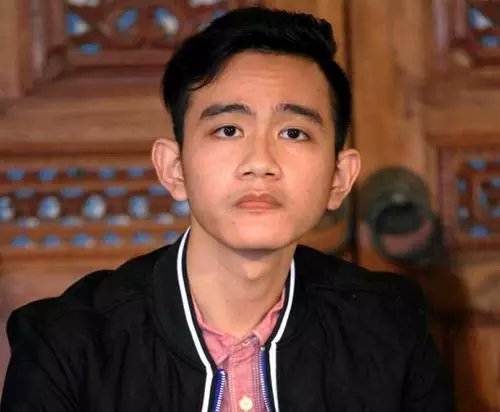RaisaTjokrodnta's tweet photo. Seandainya kita warga Solo ,kira kira netizen pilih yang mana?
Kiri : Otak Kosong ( Like )
Kanan : Kardus Kosong ( RT )
 #SiapMainkan💃💃 https://t.co/63u3IrXMZE