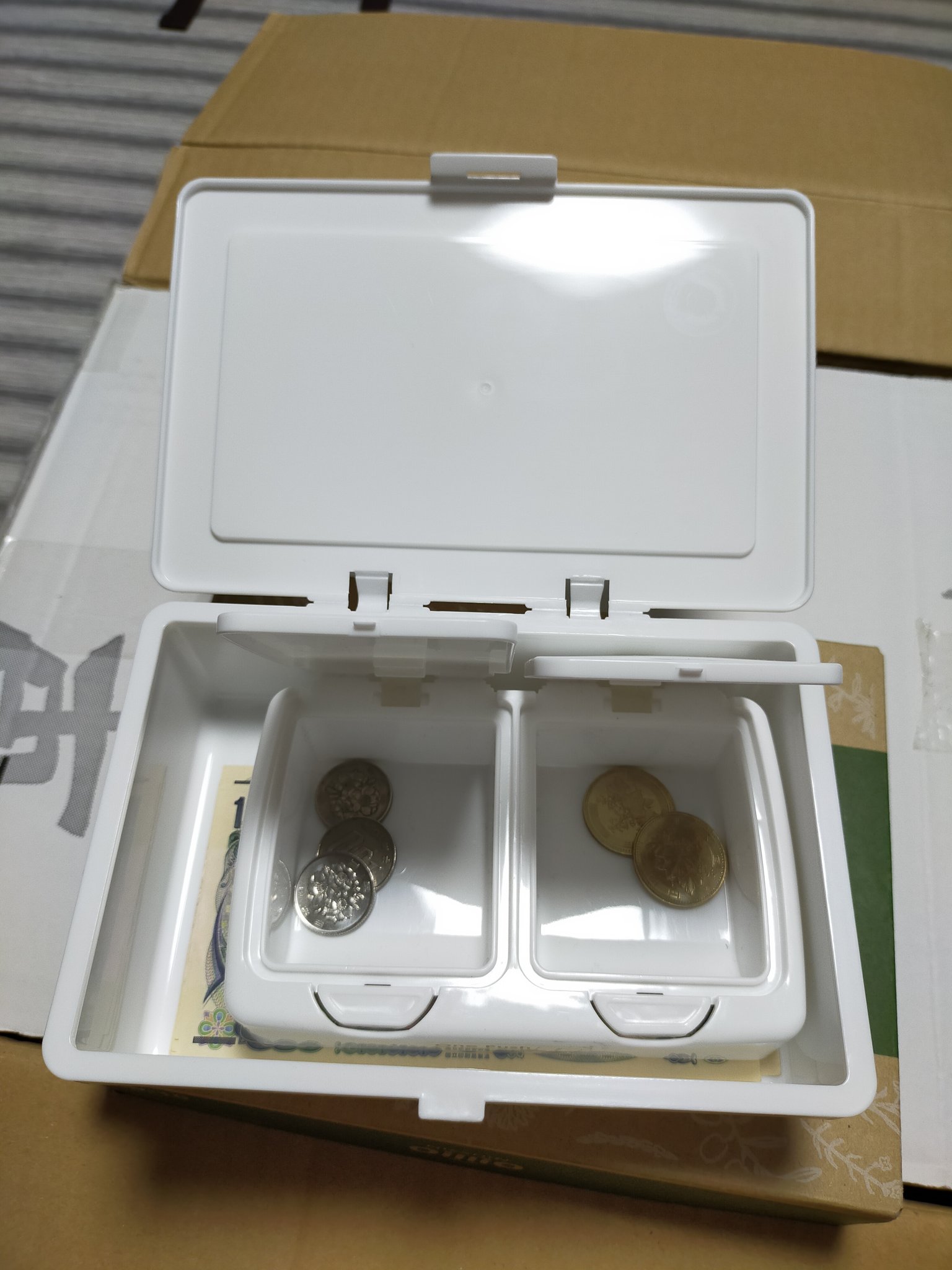 とり 今日久々にセリアさん行ってレジ箱に丁度いいのを見つけたので試す 蓋がべろんと奥に行かないので開いた裏に18歳以上誕生日メモとか売上票とか貼る付箋とか貼り付けたらレジ箱完成ですね 100円玉ならコインケースもぎり入る なおこの小銭入れも とり 今日久々にセリアさん行ってレジ箱に丁度いいのを見つけたので試す 蓋がべろんと奥に行かないので開いた裏に18歳以上誕生日メモとか売上票とか貼る付箋とか貼り付けたらレジ箱完成ですね 100円玉ならコインケースもぎり入る なおこの小銭入れも