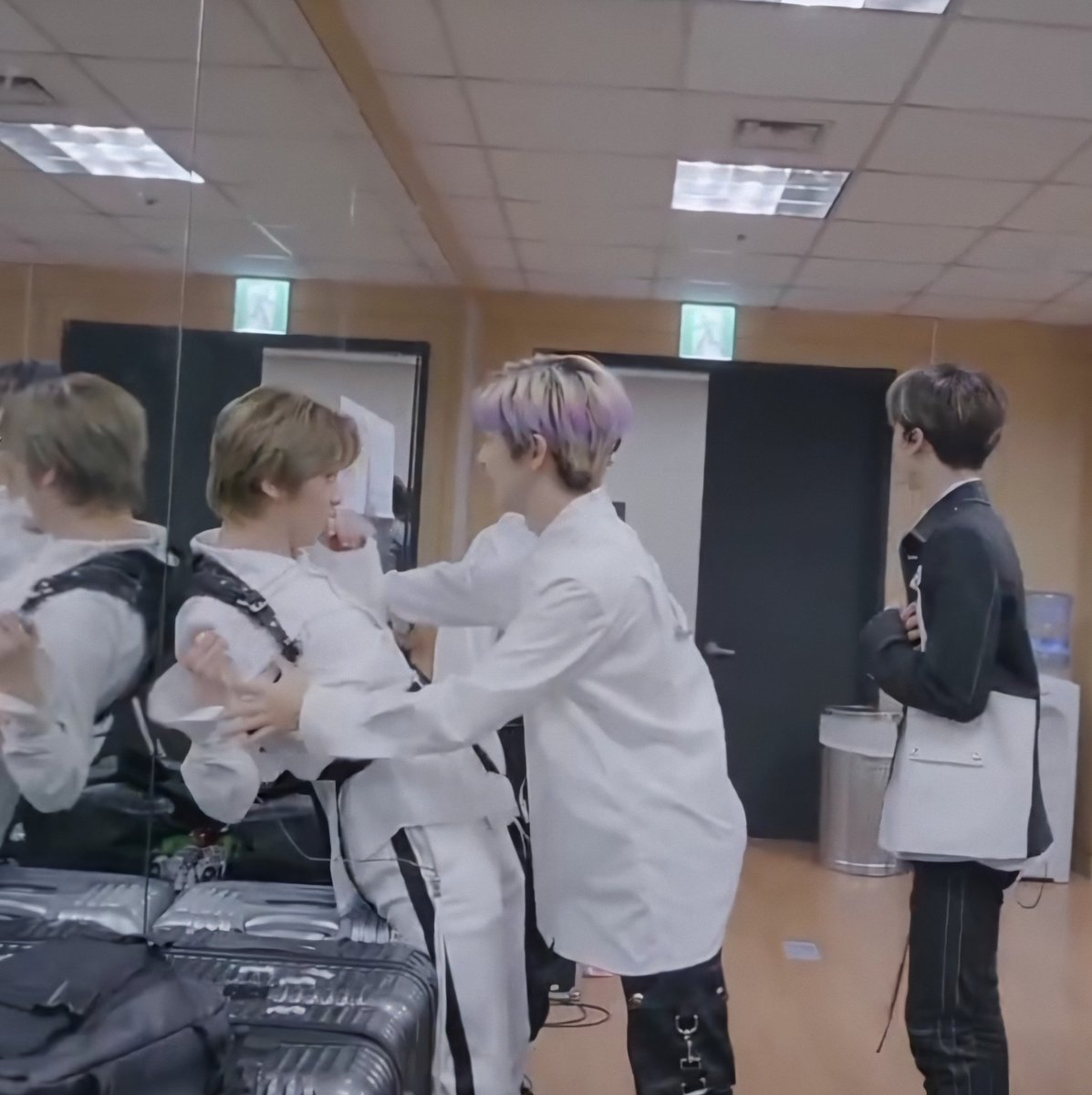 not_nctjohnny's tweet photo. haechan living the y/n life https://t.co/Lyj8I23Tj0