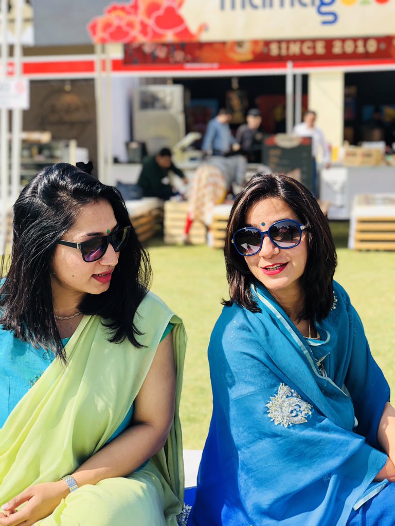 ritusatya's tweet photo. Dear @scotchbrite I am Regional Compliance office for a multi national engineering giant responsible for Asia Pacific and my friend is a District Judge and we wear bindi!
#Iwearbindi with utmost pride #BindiNotRegressive https://t.co/MoXPkm12Wb