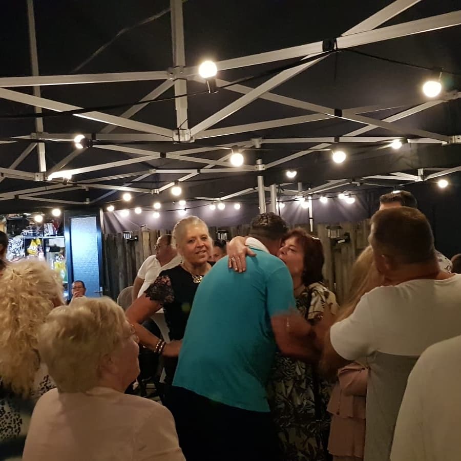 Gisterenavond opgetreden in #Enschede voor t eerst me nieuwe single gedaan en ze zongen m helemaal mee echt tegek #dankjewel #bruiloft #kombijmij