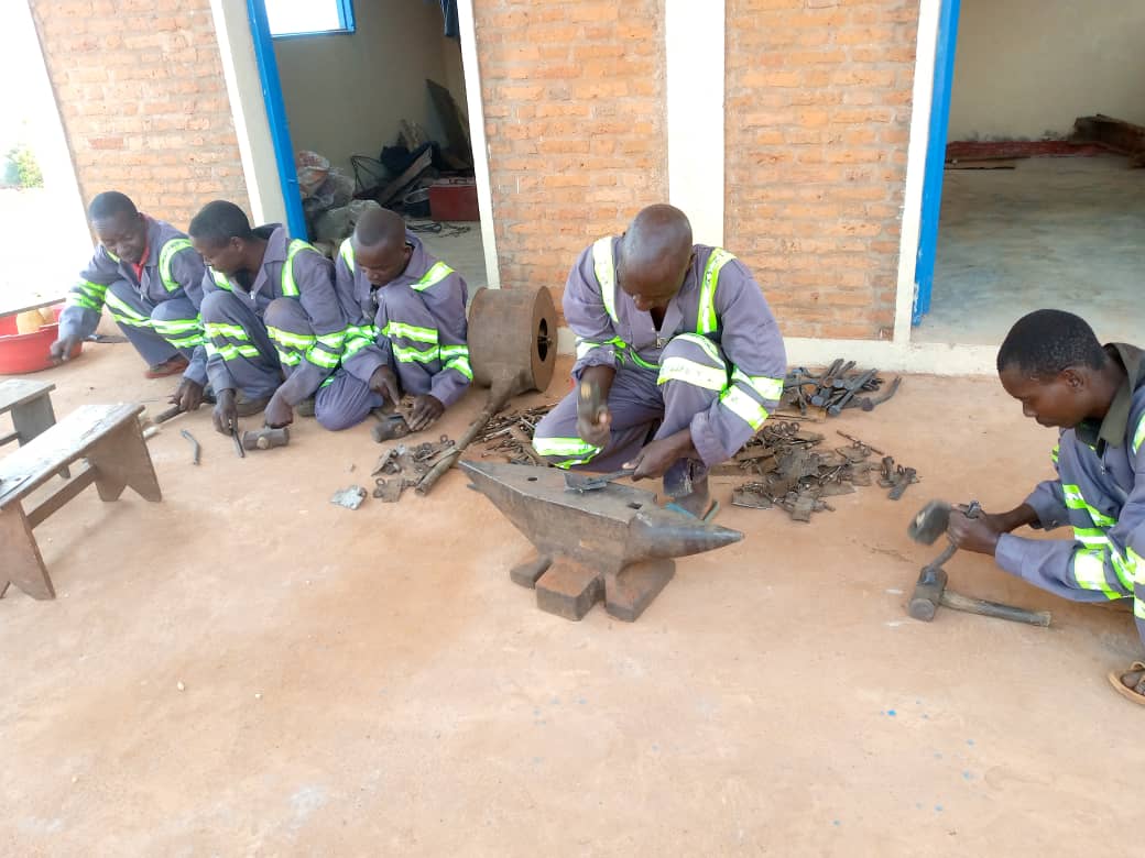 MagazineJimbere's tweet photo. 🔴 A @makambaProvince, dans la province #Kayogoro, 8 forgerons se sont réunis au sein de l'association, "Kerebuka". Confectionnant auparavant des couteaux et des haches, actuellement ils fabriquent des engraineuses pouvant produire 600 à 800kg de graines de maïs/jour

#Burundi https://t.co/CMFwNULjoG