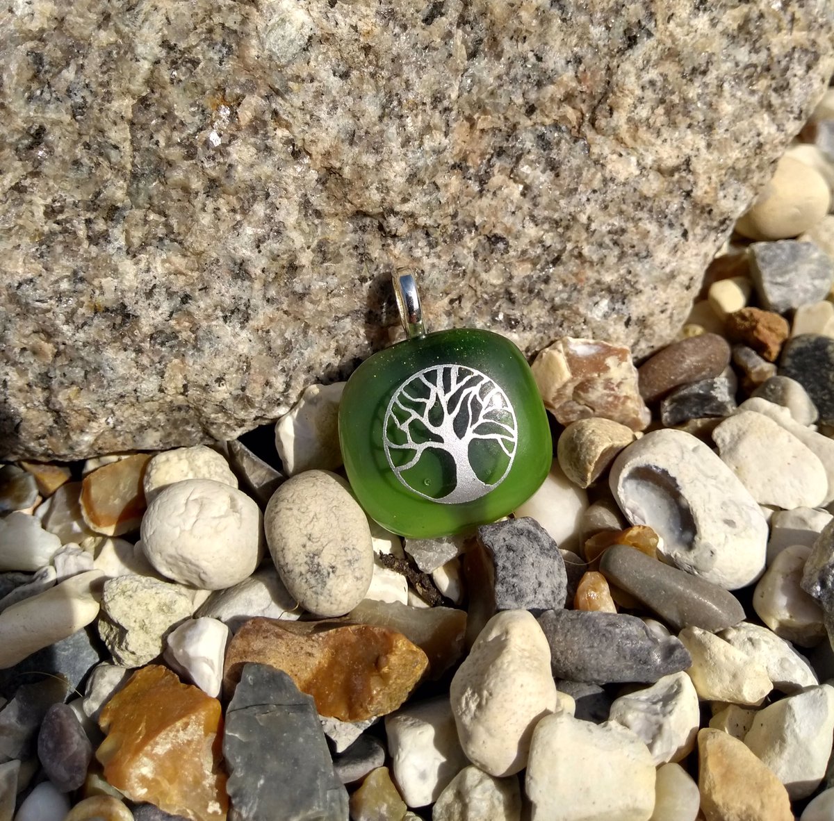 A fab #ecogift a lovely brand new mixed green glass pendant I finished this week with silver tree of life design.
Icedrainbow.co.uk 💚🌳🥰
#UKGiftAM #ukgifthour #plasticfree #jewellery